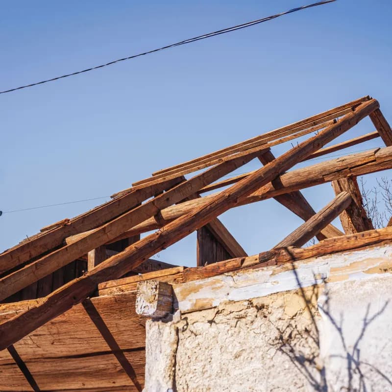 Демонтаж на стара ламперия