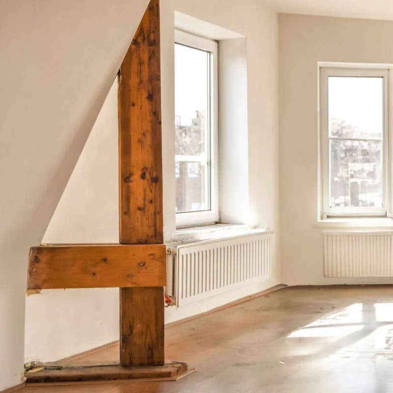 Montage von dekorativen Holzbalken