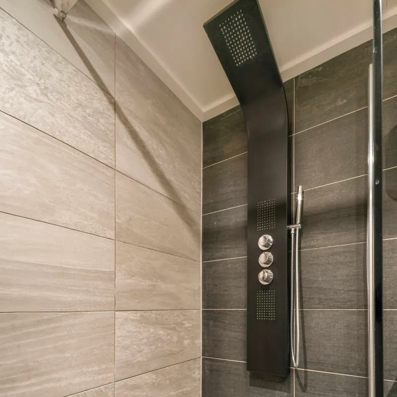 Installation d'un panneau de douche hydromassante /l'installation électrique du panneau n'est pas incluse/