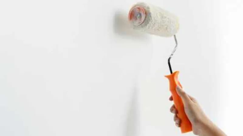 Streichen mit weißer Farbe