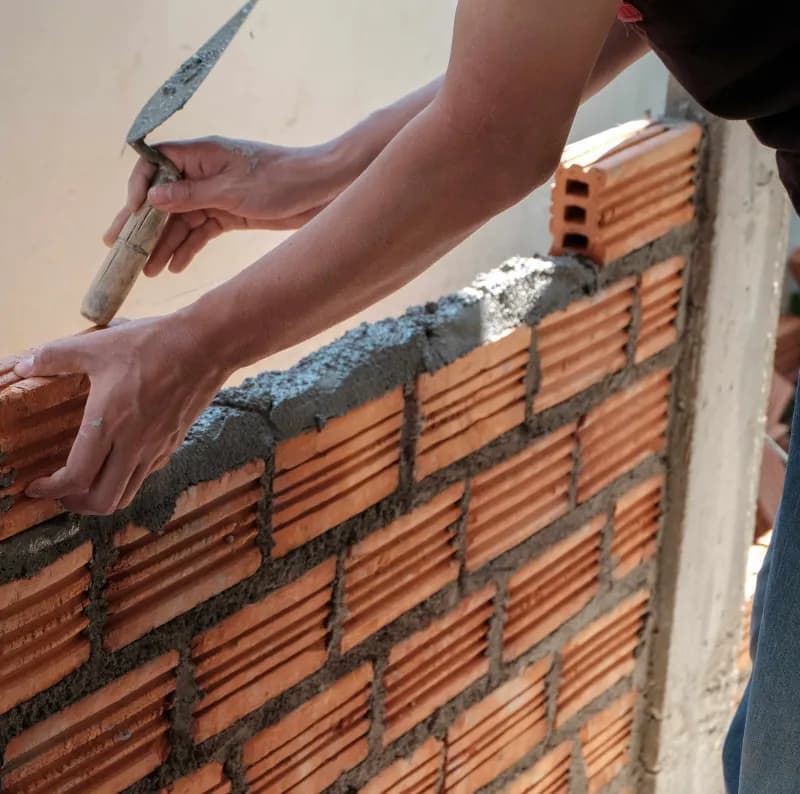 Kanäle in Ziegel füllen