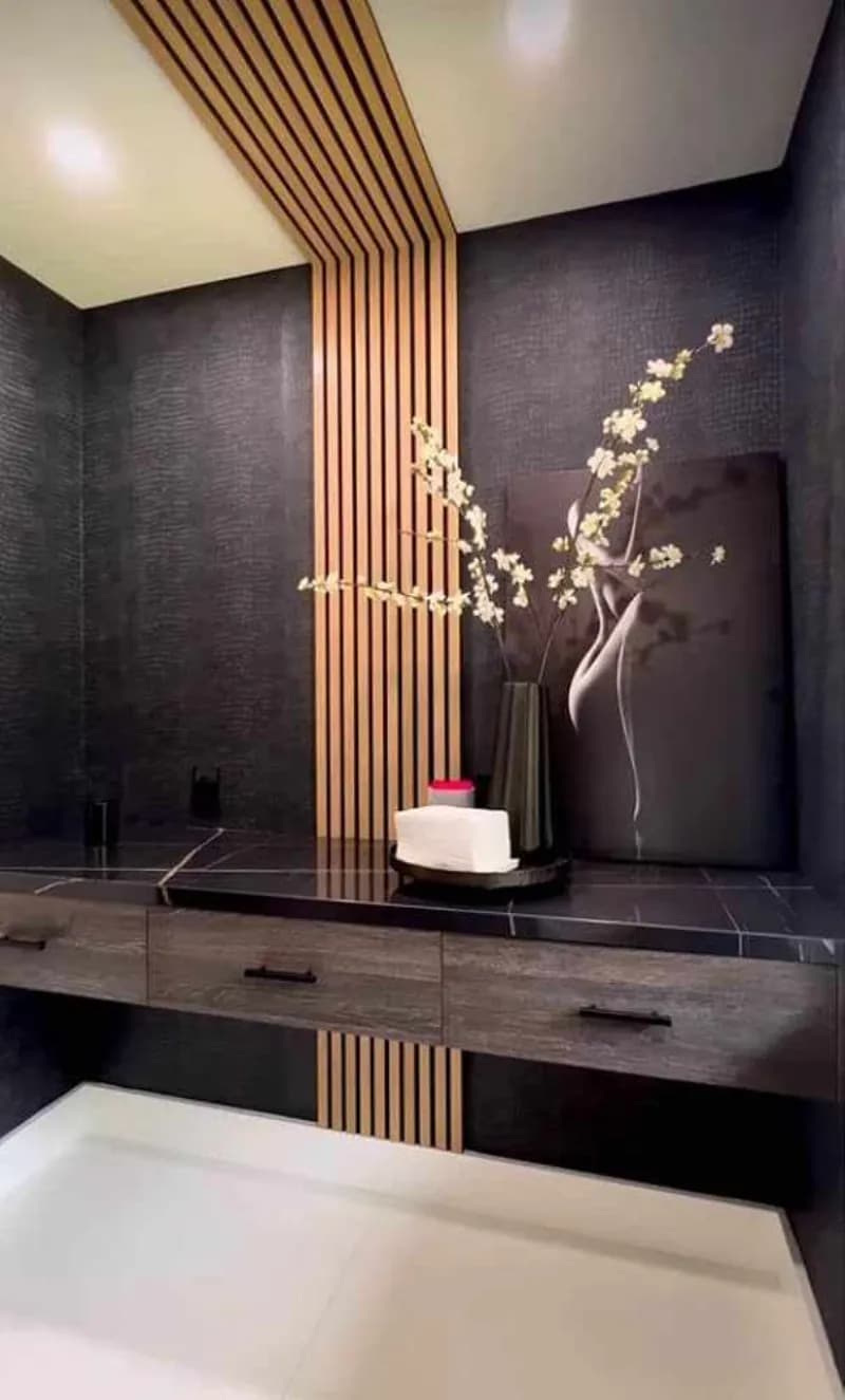 Montage von dekorativen PVC-Paneelen an einer Wand