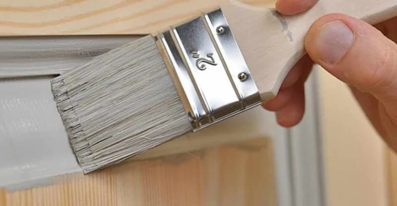 Streichen mit einfacher Farbe auf ebener Fläche