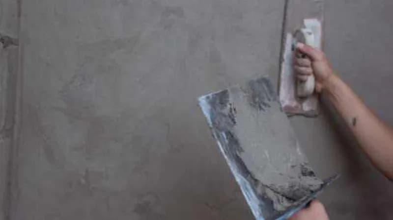 Spachtel und Grundierung